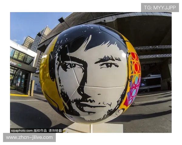 奥康在巴西站推出致敬塞纳元素的特别版粉丝设计头盔