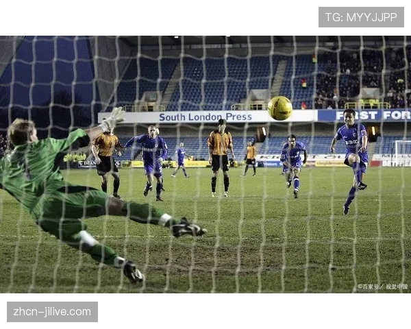 现场:法兰克福主场因球迷投掷杂物比赛中断五分钟,裁判警告可能腰斩